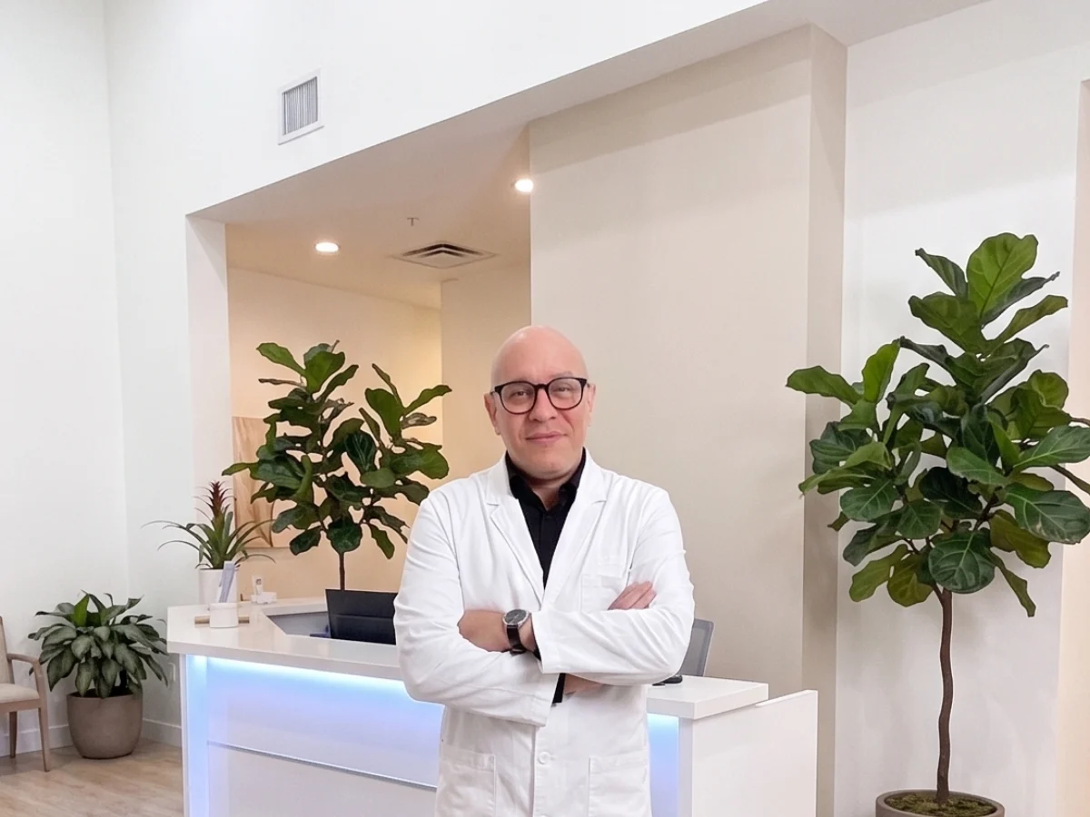 Hernán Pérez, Coordinador Médico de Keter Clinic, en la recepción de la clínica
